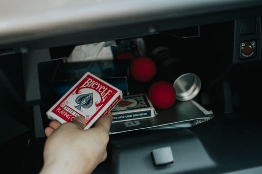 Amaze with Everyday Items: Simple Magic Tricks to Dazzle Friends!